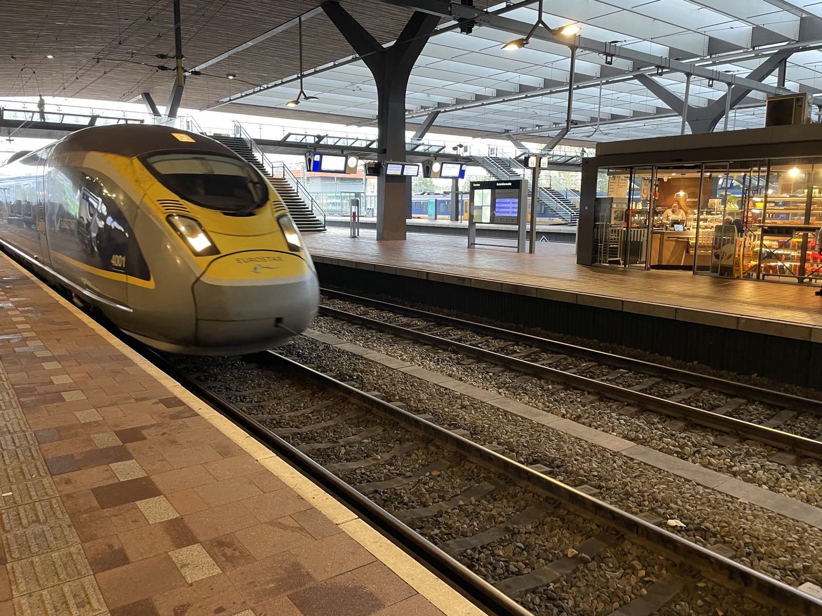 Eurostar-trein rijdt station Rotterdam Centraal binnen