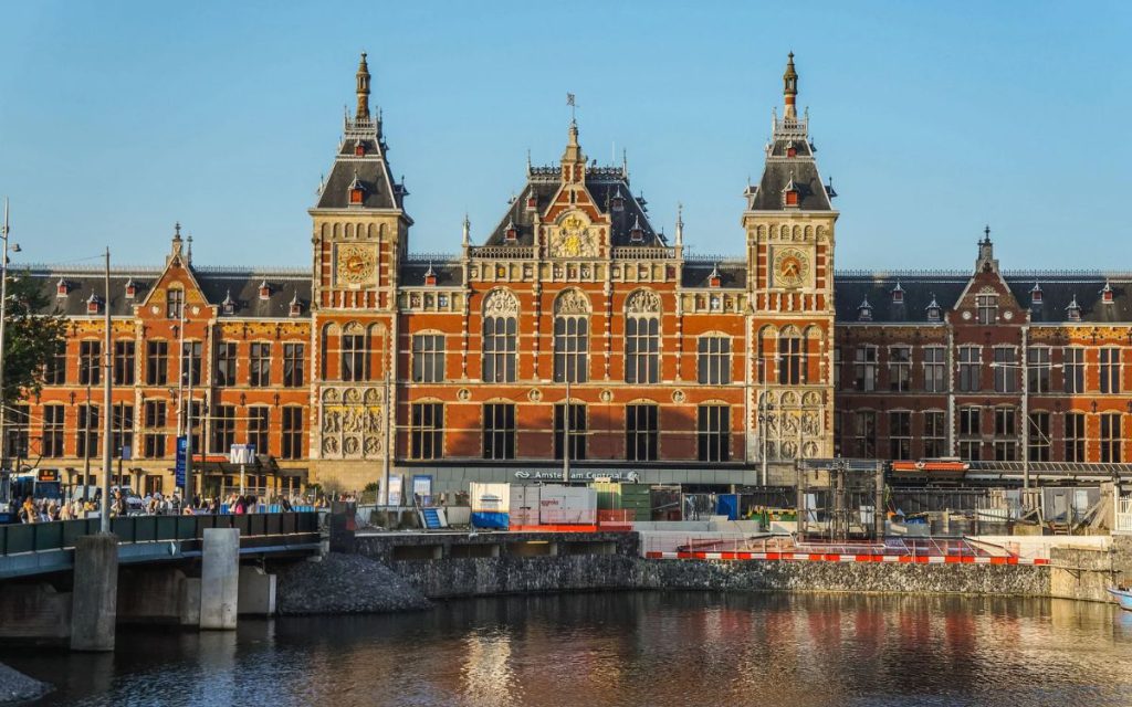 De gevel van Amsterdam Centraal, gezien vanaf het water