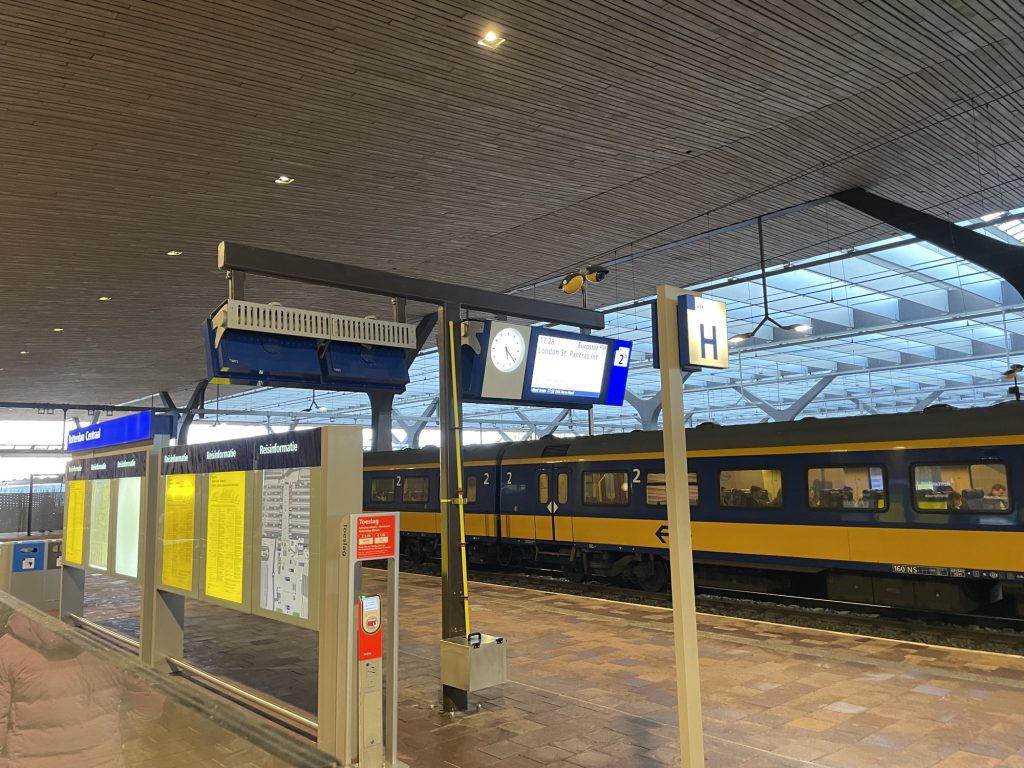 Vertrekbord op het perron van Rotterdam Centraal met de Eurostar naar London St Pancras