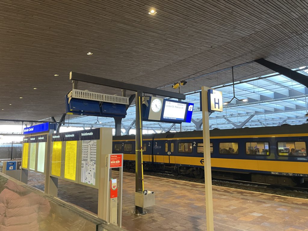 Vertrekbord op Rotterdam Centraal met de Eurostar naar London St Pancras International