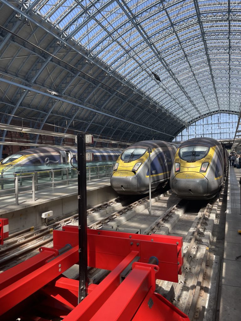Twee Eurostar-treinen op het perron van St Pancras International, vroeg op de dag