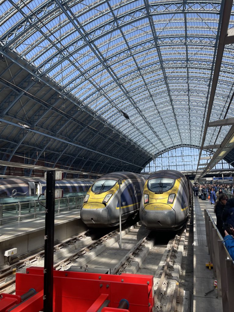 Reizigers lopen met bagage naar de Eurostar-treinen op St Pancras International