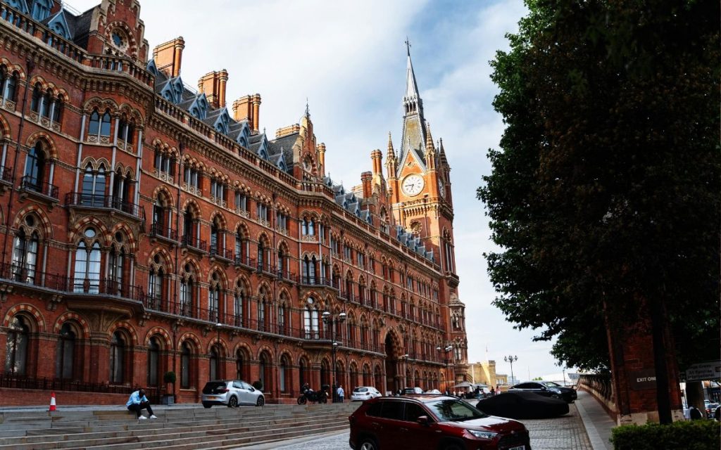 De rode bakstenen gevel van het St Pancras Renaissance Hotel naast het station