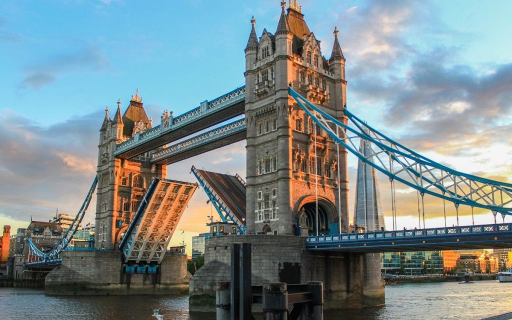 Tower Bridge in Londen met geopende brugdelen en The Shard op de achtergrond