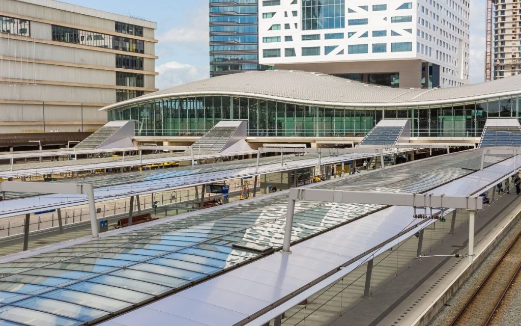 Perrons van Utrecht Centraal met het karakteristieke golvende dak van het stationsgebouw
