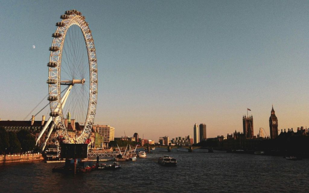 Uitzicht over de Theems op de London Eye en de Houses of Parliament bij avondlicht
